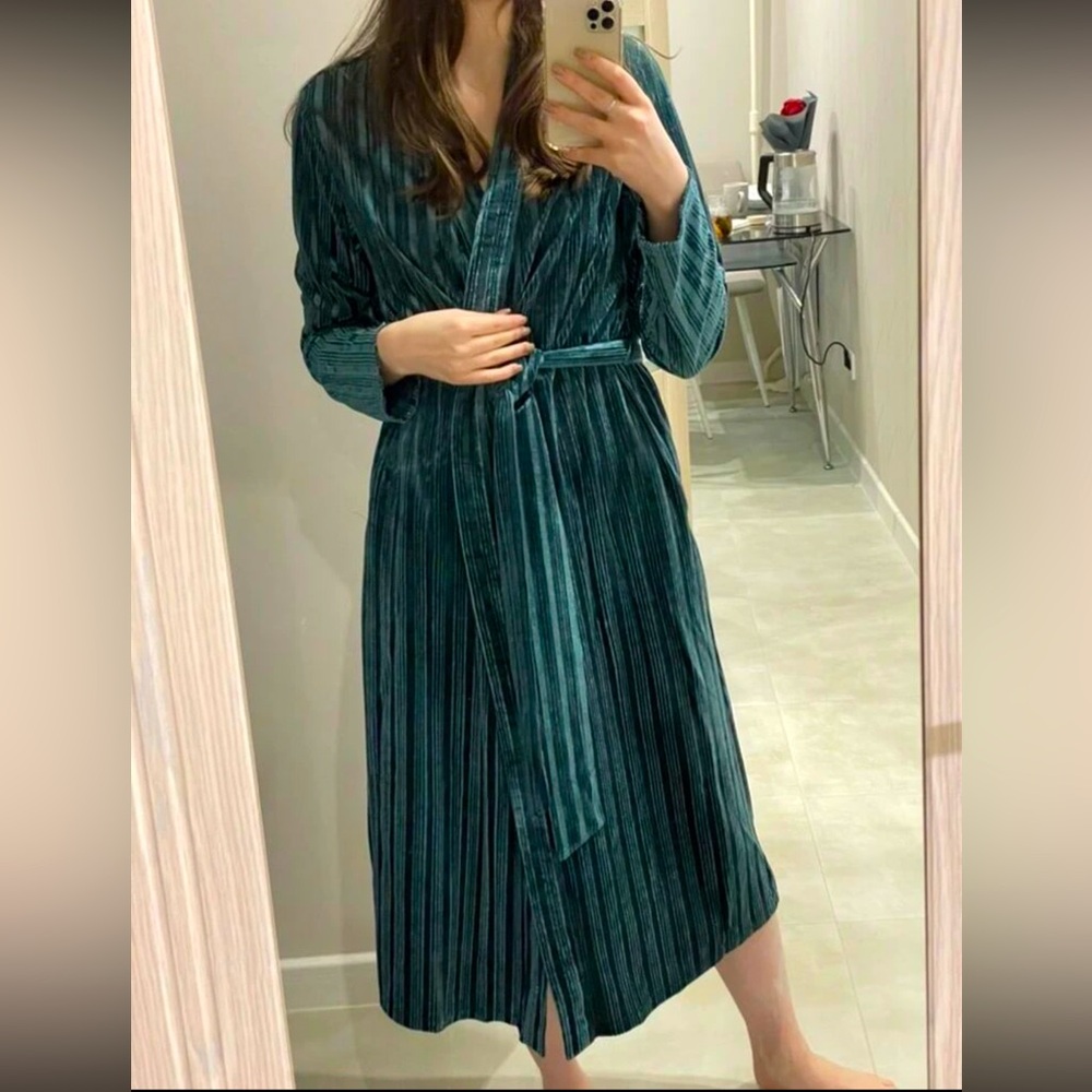 Green velour knit robe L